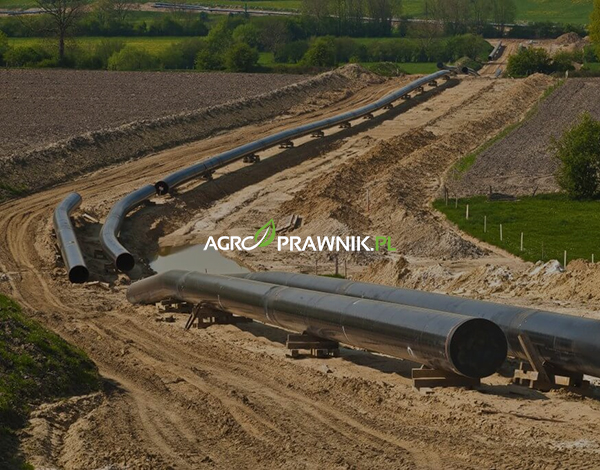 służebność przesyłu gazociągu, cena za m² służebność przesyłu, wynagrodzenie za gazociąg na działce, odszkodowanie za gazociąg, służebność przesyłu wynagrodzenie, gazociąg na działce odszkodowanie, jak ustalić wartość służebności przesyłu, operat szacunkowy służebność przesyłu, strefa kontrolowana gazociągu, ograniczenia nieruchomości gazociąg, jak obliczyć wynagrodzenie za służebność przesyłu gazociągu, ile za m² przy gazociągu na działce, jak wycenić służebność przesyłu gazu, odszkodowanie za gazociąg bez umowy, negocjacje z gazownią odszkodowanie, bezumowne korzystanie z nieruchomości gazociąg, wpływ gazociągu na wartość działki, stawki za służebność przesyłu w Polsce, rzeczoznawca majątkowy służebność przesyłu, operat szacunkowy działka z gazociągiem, spadek wartości nieruchomości gazociąg, pas służebności przesyłu szerokość, prawo własności a infrastruktura przesyłowa, Karolina Nalewaj