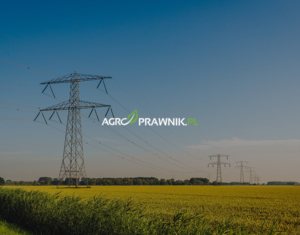 służebność przesyłu, mapy geodezyjne, służebność przesyłu na działce, jak sprawdzić służebność przesyłu, infrastruktura przesyłowa, urządzenia przesyłowe, linie energetyczne na działce, gazociąg na działce, przebieg sieci przesyłowych, Geoportal Krajowy, mapa uzbrojenia terenu, uzbrojenie terenu, EGiB, Ewidencja Gruntów i Budynków, granice działki ewidencyjnej, księga wieczysta, dział III księgi wieczystej, wpis służebności przesyłu, przedsiębiorstwo przesyłowe, wynagrodzenie za służebność przesyłu, odszkodowanie za bezumowne korzystanie z gruntu, odszkodowanie za urządzenia przesyłowe, ograniczenia w zabudowie działki, strefa ochronna linii energetycznej, strefa ochronna gazociągu, linia wysokiego napięcia, linia średniego napięcia, słupy energetyczne na działce, sieć elektroenergetyczna, sieć gazowa, rurociąg przesyłowy, sieć telekomunikacyjna, przebieg infrastruktury na działce, sprawdzenie działki przed zakupem, analiza nieruchomości, numer działki ewidencyjnej, wypis z rejestru gruntów, lokalny portal GIS, system informacji przestrzennej SIP, plan zagospodarowania przestrzennego, Polskie Sieci Elektroenergetyczne, PSE linie 400 kV, PSE linie 220 kV, Gaz-System mapa gazociągów, infrastruktura techniczna nieruchomości, prawa właściciela nieruchomości, roszczenia właściciela działki, wynagrodzenie za korzystanie z gruntu, stan prawny nieruchomości, urządzenia przesyłowe na działce, mapa działki online, sprawdzenie infrastruktury przesyłowej, służebność przesyłu a budowa domu, zakup działki a służebność przesyłu, ograniczone prawa rzeczowe, analiza księgi wieczystej, przebieg mediów na działce, geodezyjna analiza działki, Karolina Nalewaj